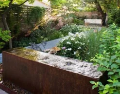 Aflang vandfontæne / vandkunst i Corten stål med lys & pumpe