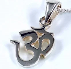 Aum smykkevedhæng i sølv