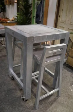 Barbord i galvaniseret jern med betonfliser og hjul