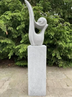 Birdie havefigur i grå Terrazzo med sokkel - 129cm