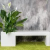 Bænk i hvid glasfiber med plantekumme - L.150x45x45cm