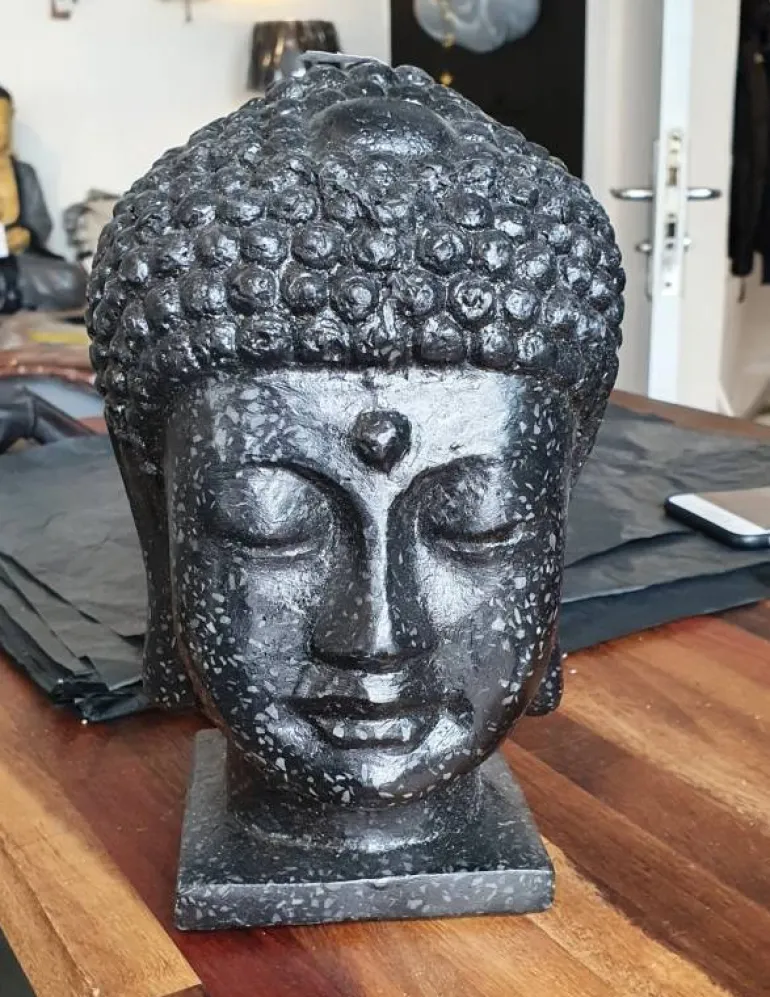 Buddha hovede i sort sten Terrazzo