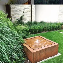 Corten Vandfontæne - Firkantet Vandkunst i rust med LED lys
