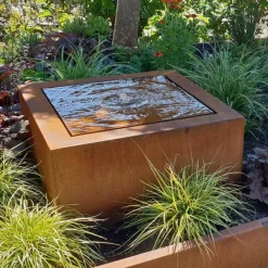 Corten Vandfontæne - Firkantet Vandkunst i rust med LED lys