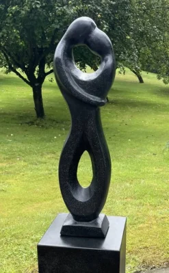 Dansende Par Havefigur i sort Terrazzo med sokkel - H.131cm