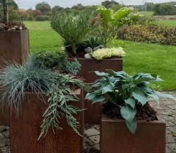 Firkantede kubiske rust krukker i cortenstål / 4 str