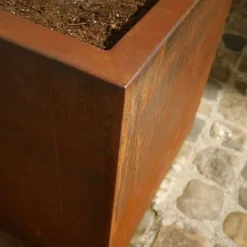 Firkantet krukke / plantekumme i corten stål med hjul - H.80cm