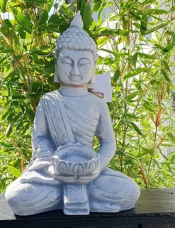 Gautama Buddha figur i hvid patineret beton med lysholder - 30cm