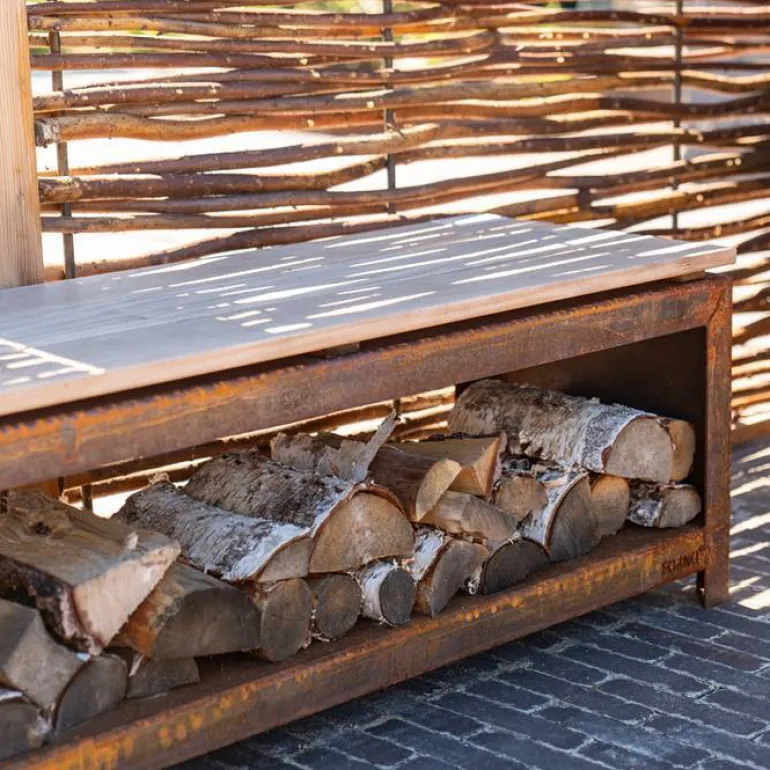 Havebænk i corten stål med brændeskjul og Hardwood sæde - 120cm + 200cm