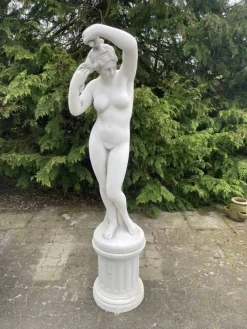 Havefigur - Skønhed i hvid beton 120cm - M/U Sokkel
