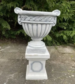 Krukke i hvid patineret beton med sokkel