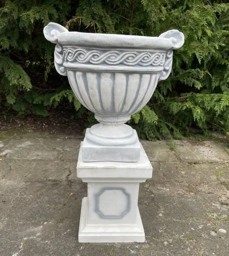 Krukke i hvid patineret beton med sokkel