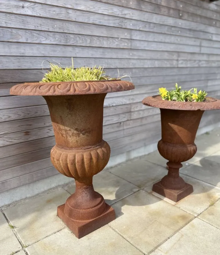 Krukker / pokaler i rust støbejern på fod