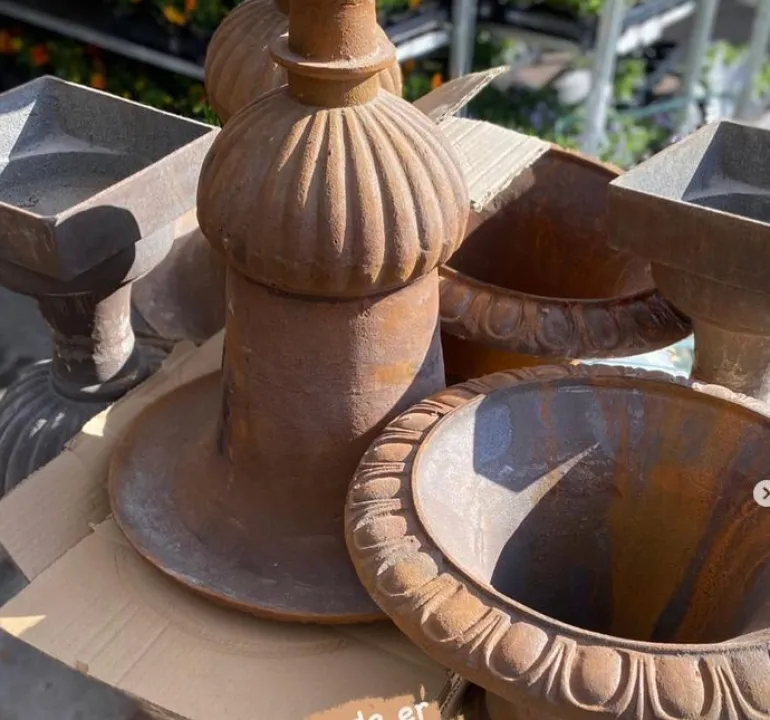 Krukker / pokaler i rust støbejern på fod