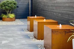 Kubisk Vandfontæne i corten stål med vandkar og LED lys