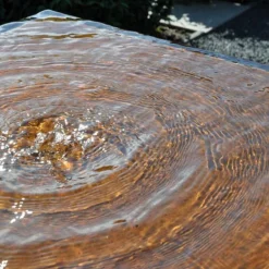 Kubisk Vandfontæne i corten stål med vandkar og LED lys