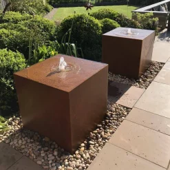 Kubisk Vandfontæne i corten stål med vandkar og LED lys