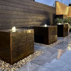 Kubisk Vandfontæne i corten stål med vandkar og LED lys