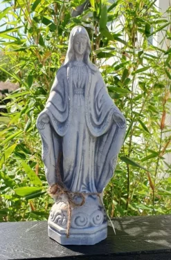 Lille Madonna i hvid patineret cement - 28cm