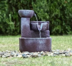 Lille vandfontæne i sten look med lys