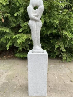 Mand og Kvinde Havefigur med sokkel i grå Terrazzo - 108cm