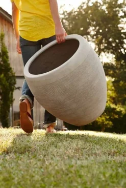 Rund sandfarvet krukke i glasfiber med riller - H.30 + H.45