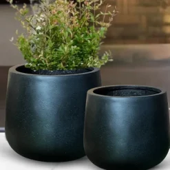 Rund udendørs frostsikker sort havekrukke med let nistret look - SÆT - 5 års garanti