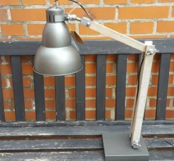 Rustik gulvlampe i træ