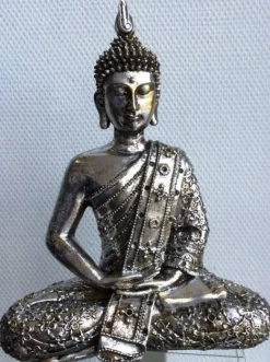 Siddende Thai Buddha i sølv resin - 29cm