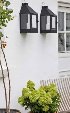 Sort væglanterne udendørs