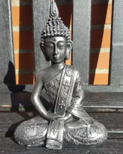 Sort/sølv siddende Buddha 22cm