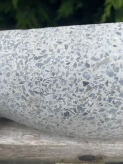 Soulmate havefigur med sokkel - 97cm - Grå Terrazzo