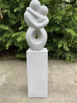 Soulmate haveskulptur med sokkel - grå terrazzo - 129cm