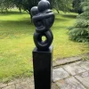 Soulmate haveskulptur med sokkel - sort Terrazzo - 129cm