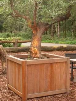 Store krukker i træ / hardwood med ben