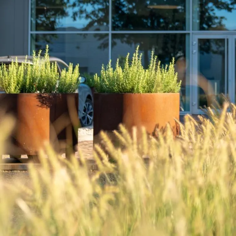 Store Runde Corten Stål Krukker med fødder