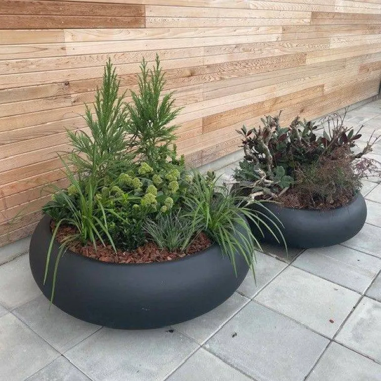 Store runde sorte bowler / lave krukker i fiberstone