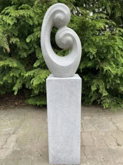 Swirl Abstrakt Havefigur i grå Terrazzo med tilhørende sokkel