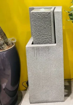 Vandskulptur i granitlook med lys - sort eller grå - 88cm